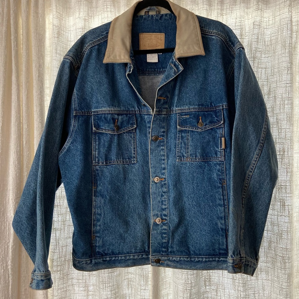 Men’s American Eagle jean jacket with leather collar.